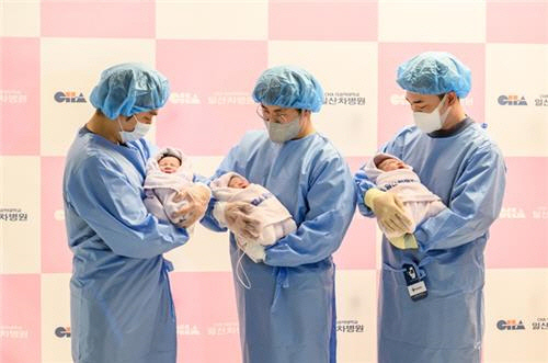 왼쪽부터 아빠 박준수씨와 니케(태명), 이효영씨와 꼬물이, 강우석씨와 딩굴이. [일산차병원 제공]